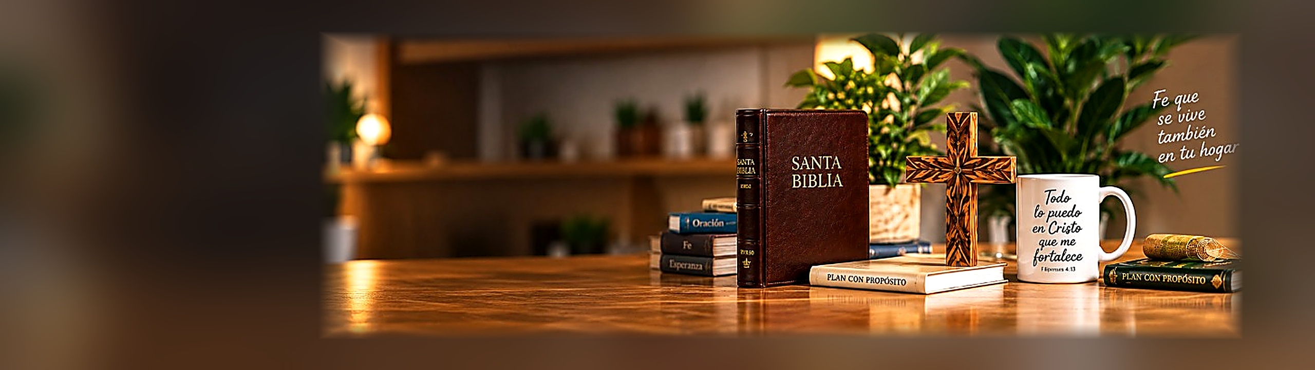 Biblia, cruz de madera y taza «Todo lo puedo en Cristo» sobre una mesa